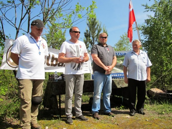 Od lewej: Grzegorz Grabowski (Prezes KSP Jura LOK), Maciej Kaczyński (Burmistrz Łaz), Konrad Knop (Dyrektor OSiR w&nbsp;Łazach), ppłk Ryszard Kasprzyk (Dyrektor BŚZW Ligi Obrony Kraju).