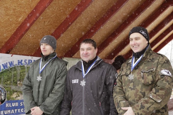 Klasyfikacja HFT2<br>Od lewej: Dariusz Kida (3. miejsce), Adrian Kała (1. miejsce), Krzysztof Siuda (2. miejsce)